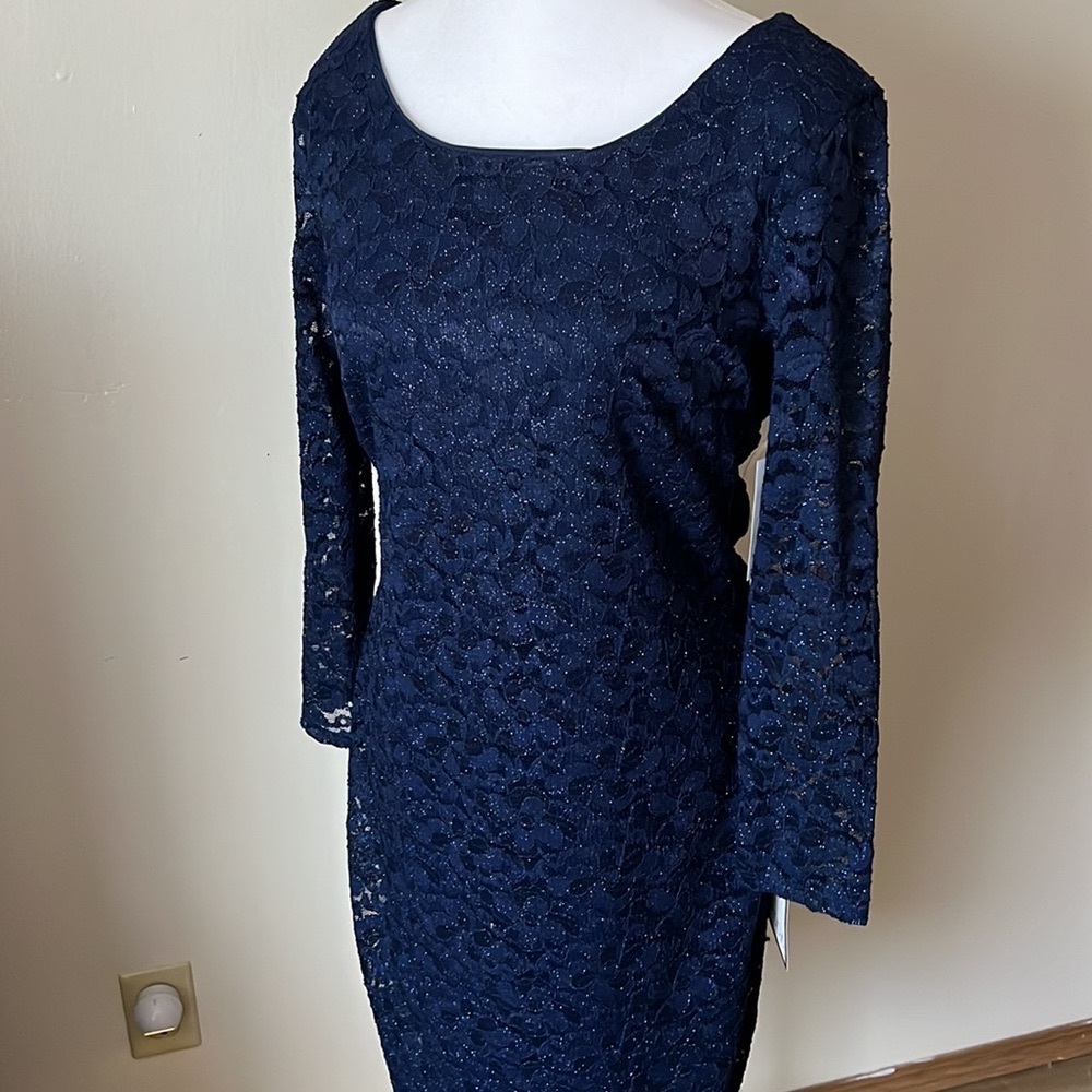Cocktail dress in a navy blue shimmer lace.